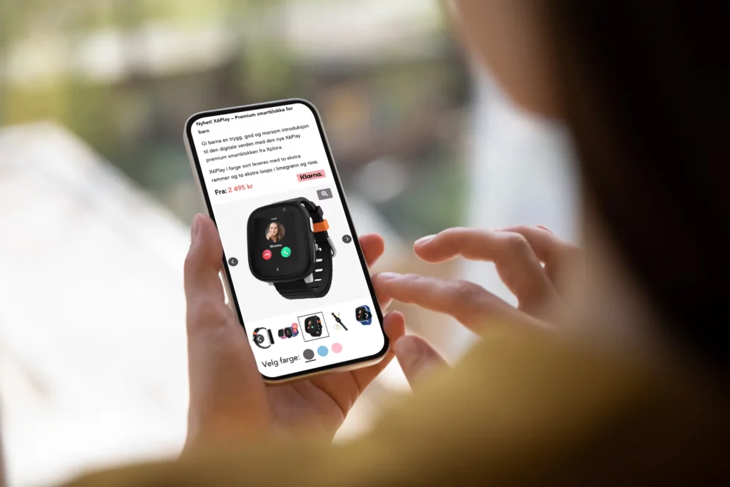 bilde av dame som holder opp mobiltelefon