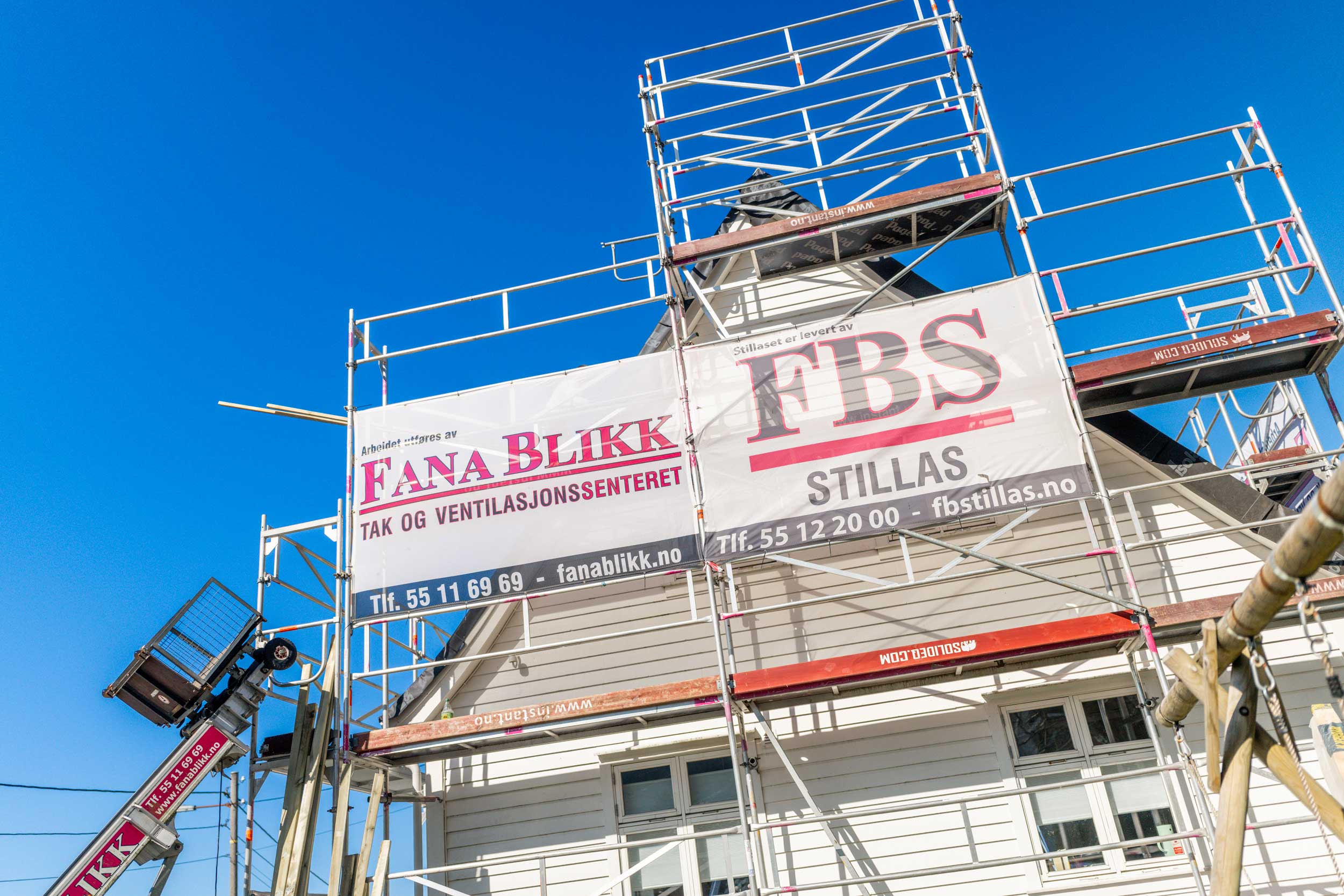 Byggeplass med Fana Blikk og Fana Stillas